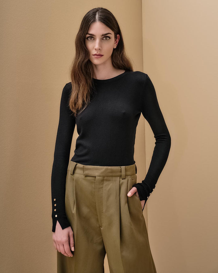 Gold buttons round neck sweater / Black